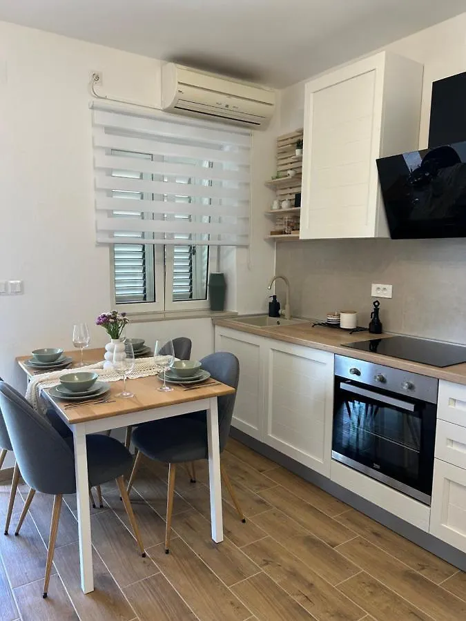 Zio Nino Apartamento Sutomiscica