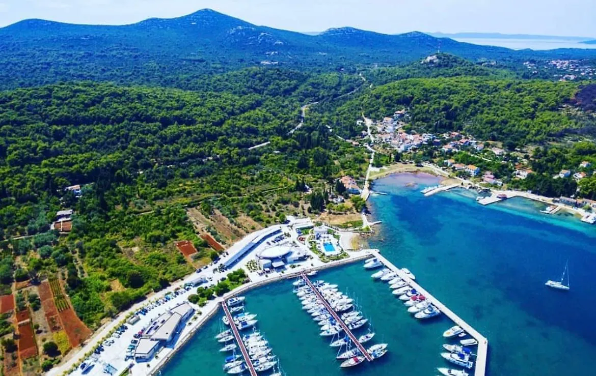 Zio Nino Apartamento Sutomiscica Croácia
